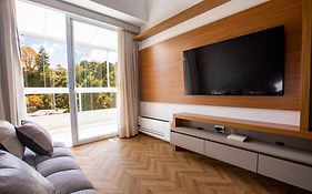 BHaus Campos do Jordão Gaudi - Grand Loft Duplex Deluxe com Linda Vista - 2 quartos - Vaga de garagem - Piscina Climatizada - Academia - Cafeteria no térreo - 600m do Capivari - Centrinho